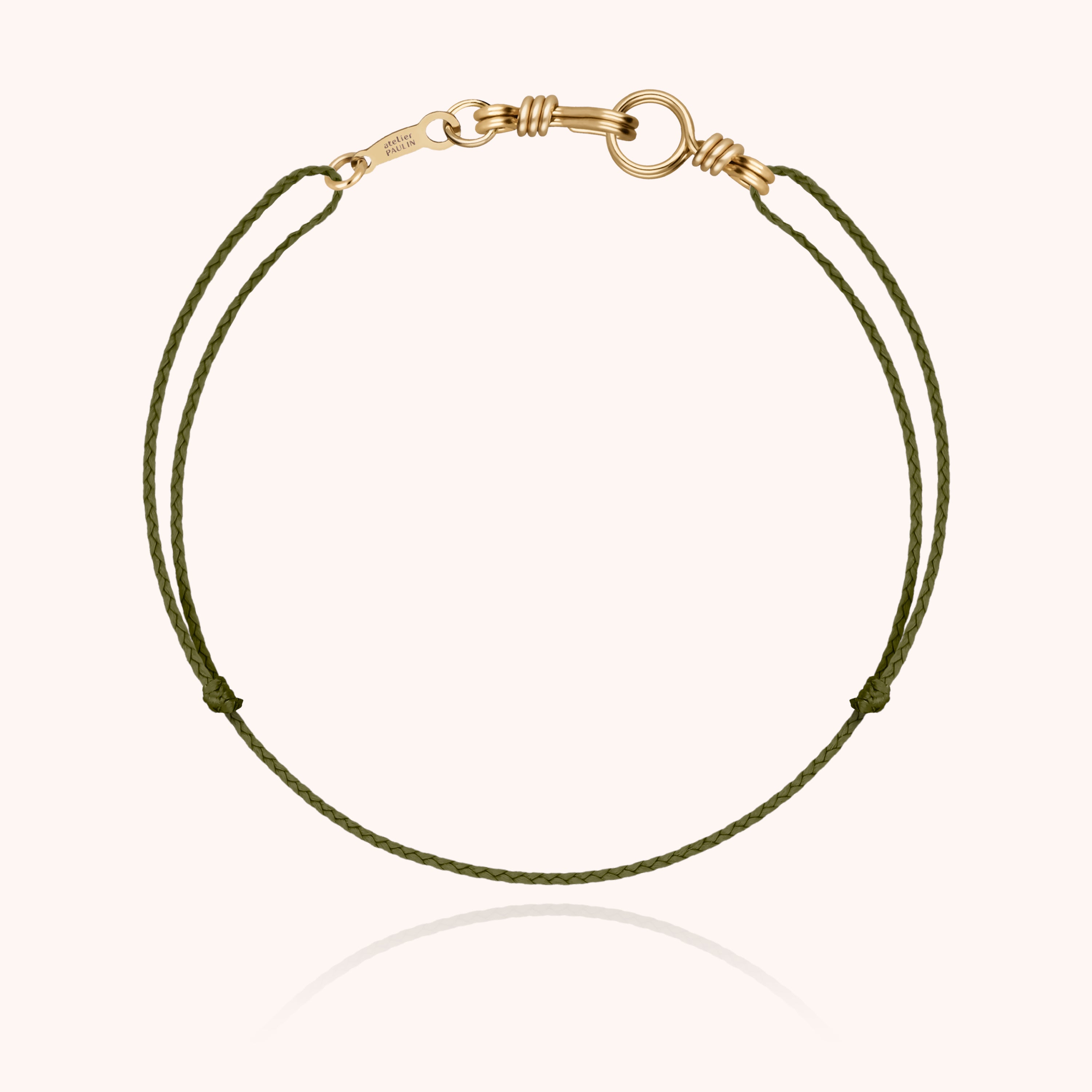 Bracelet ajusté au poignet montrant le cordon réglable de 2 mm