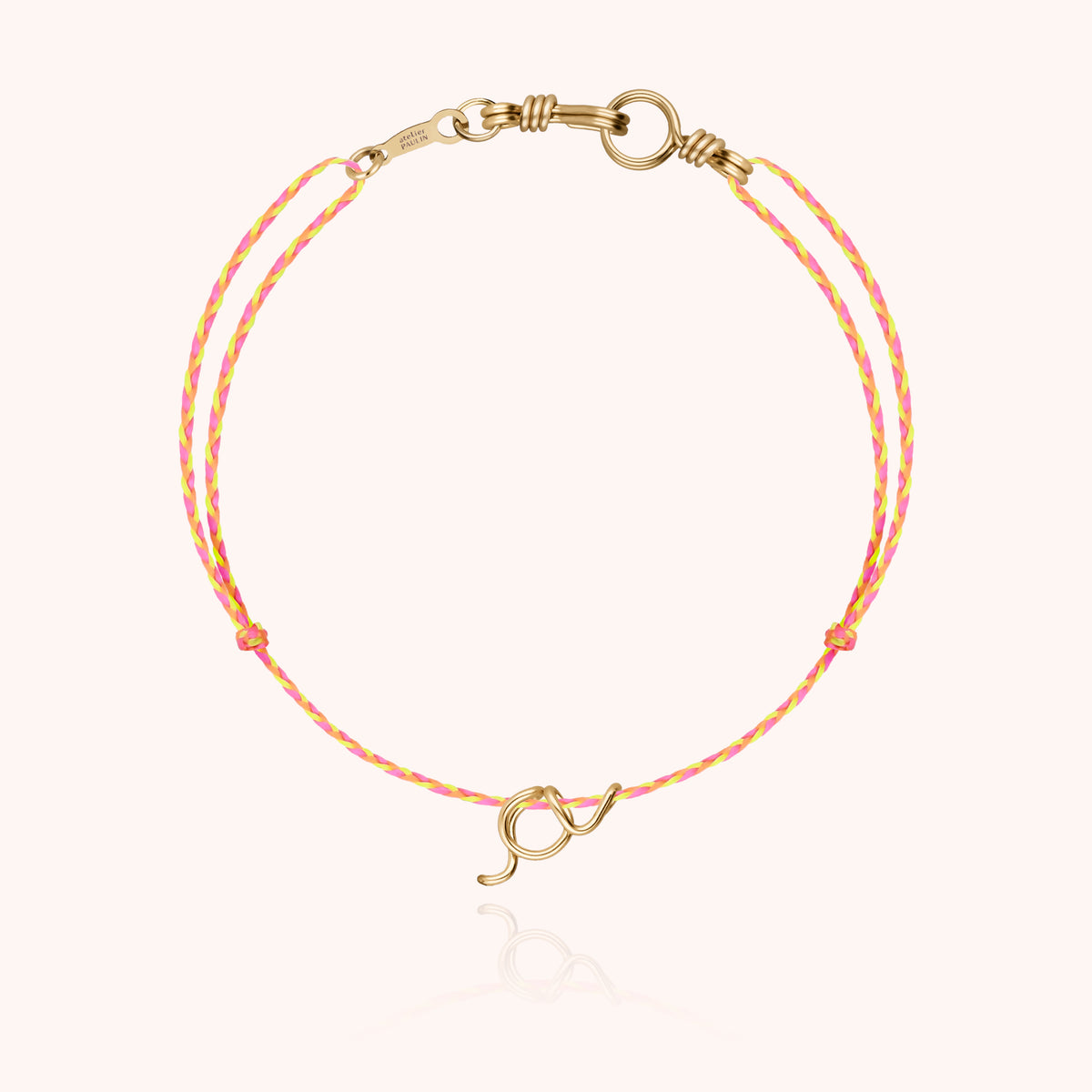 Personalisierte Initiale von Hand geformt aus 18 Karat Gelbgold