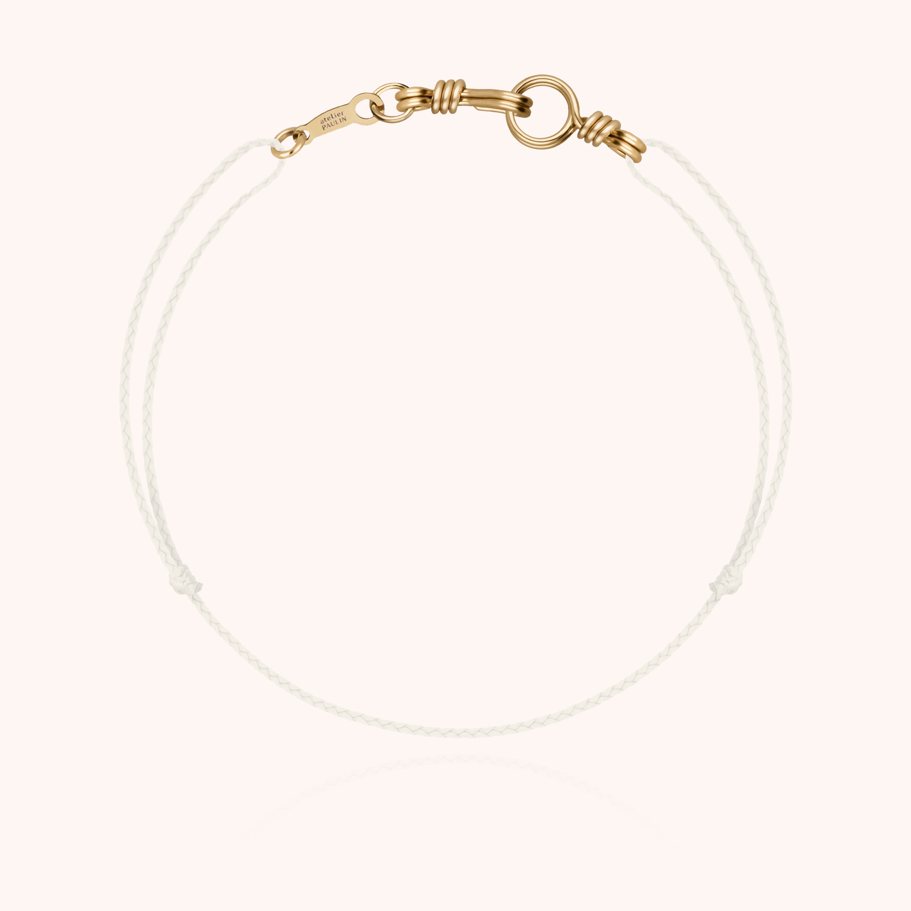 Détail artisanal du mini fermoir en fil d'or de 0,7 mm d'épaisseur