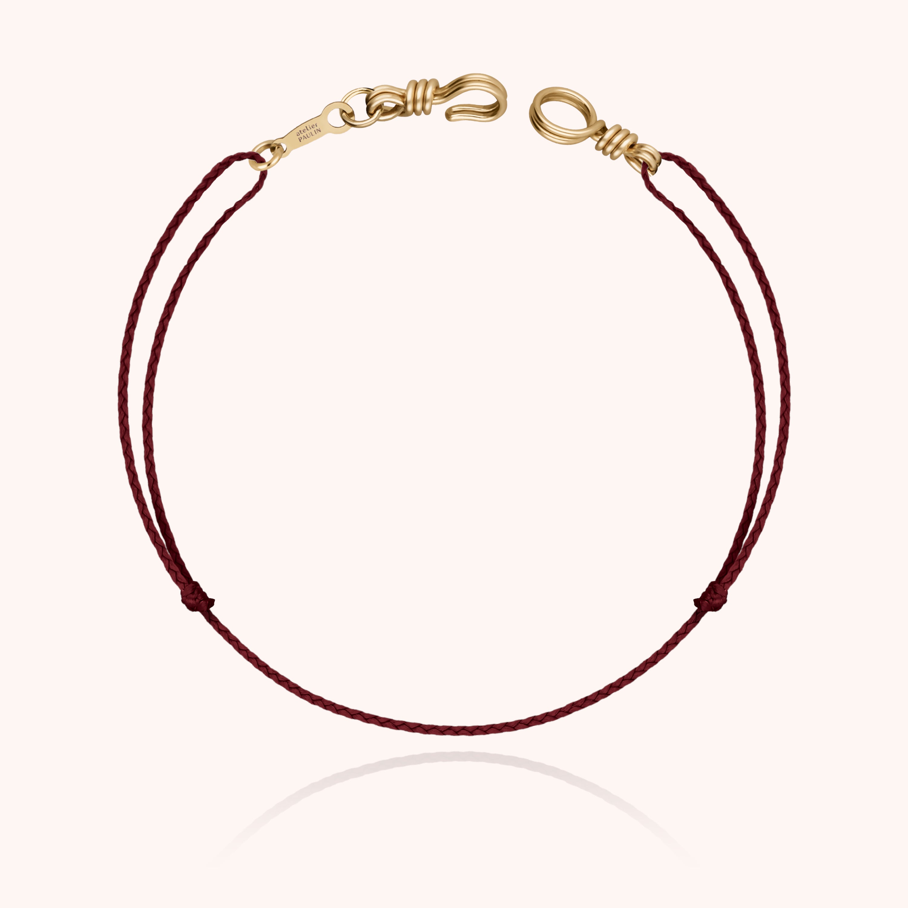Main féminine portant le bracelet phosphorescent et or jaune délicat