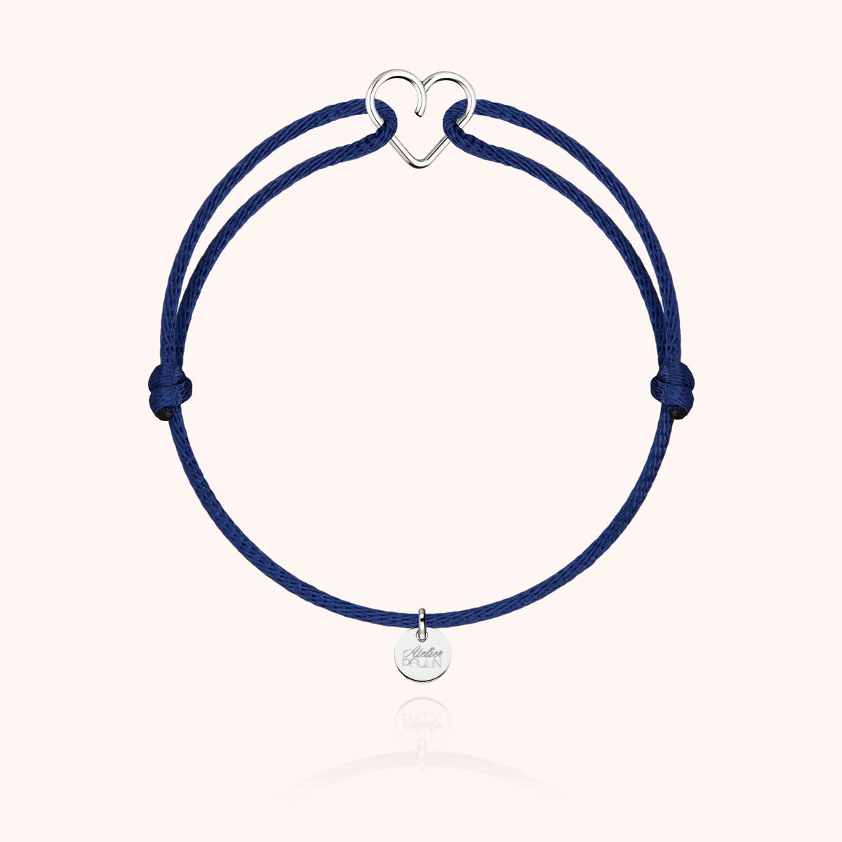 Armband aus Kordel Sterling-Silber, getragen mit anderen zarten Schmuckstücken