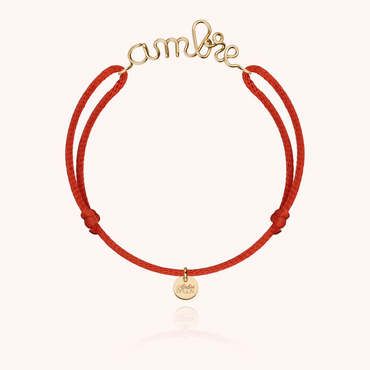 Personalisiertes Armband Original mit Kordel am Handgelenk getragen — 18K Gelbgold, schnelle und sichere Lieferung