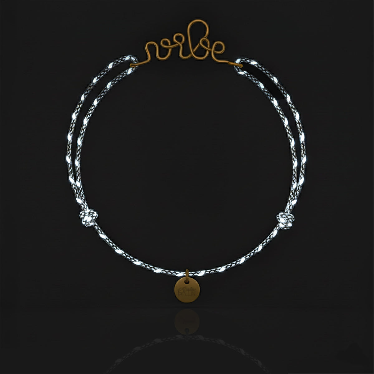 Bracciale Cordino Riflettente Personalizzato in filo d'oro giallo laminato 14k, portato al polso