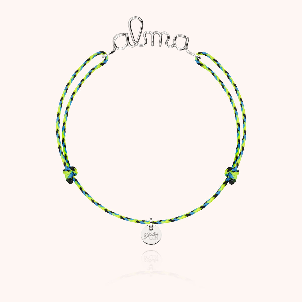 Primo piano della chiusura su Bracciale Cordino Slim Knot Personalizzato in filo d'oro bianco 18kt