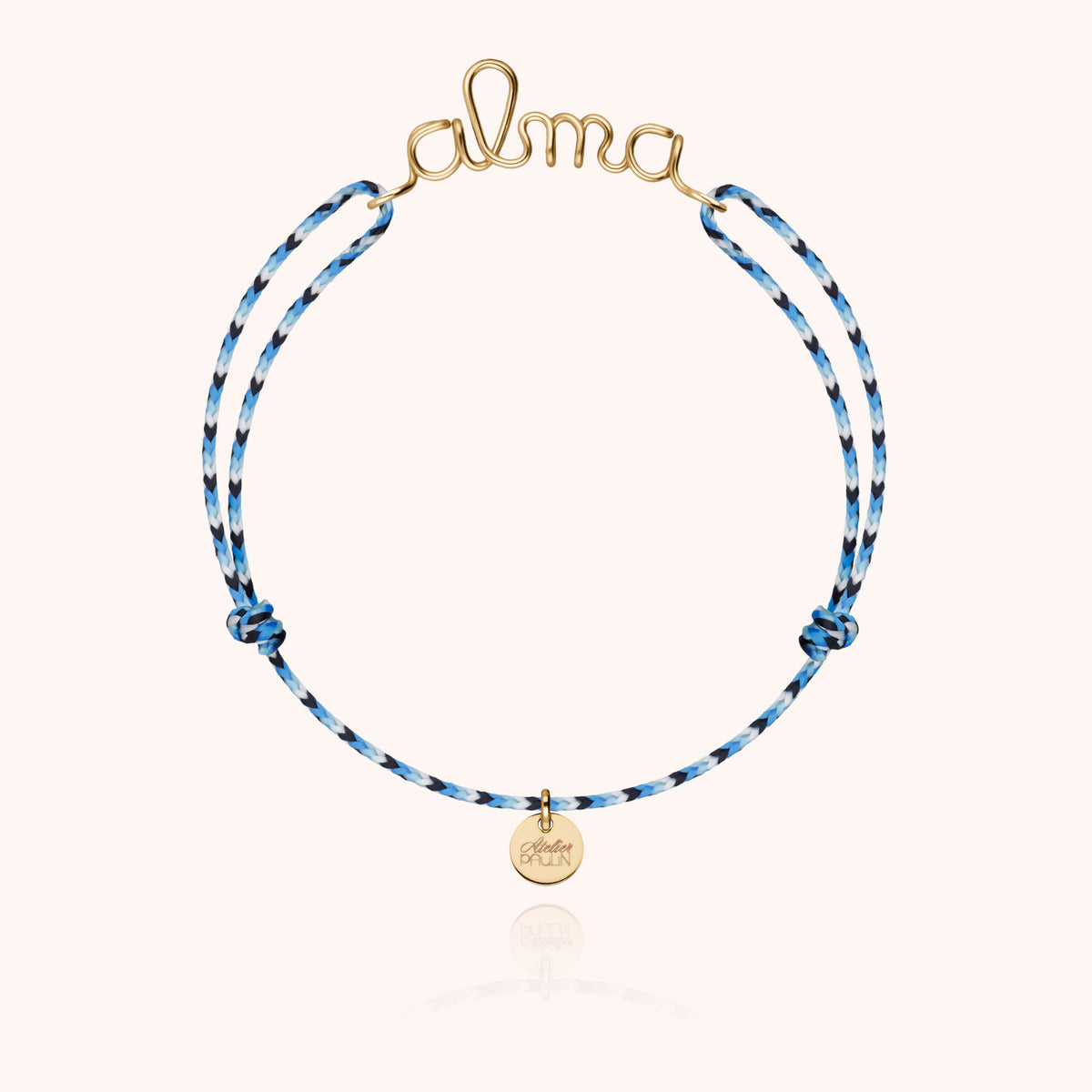 Dettaglio della modellatura a mano su Bracciale Cordino Slim Knot Personalizzato in filo d'oro giallo laminato 14k
