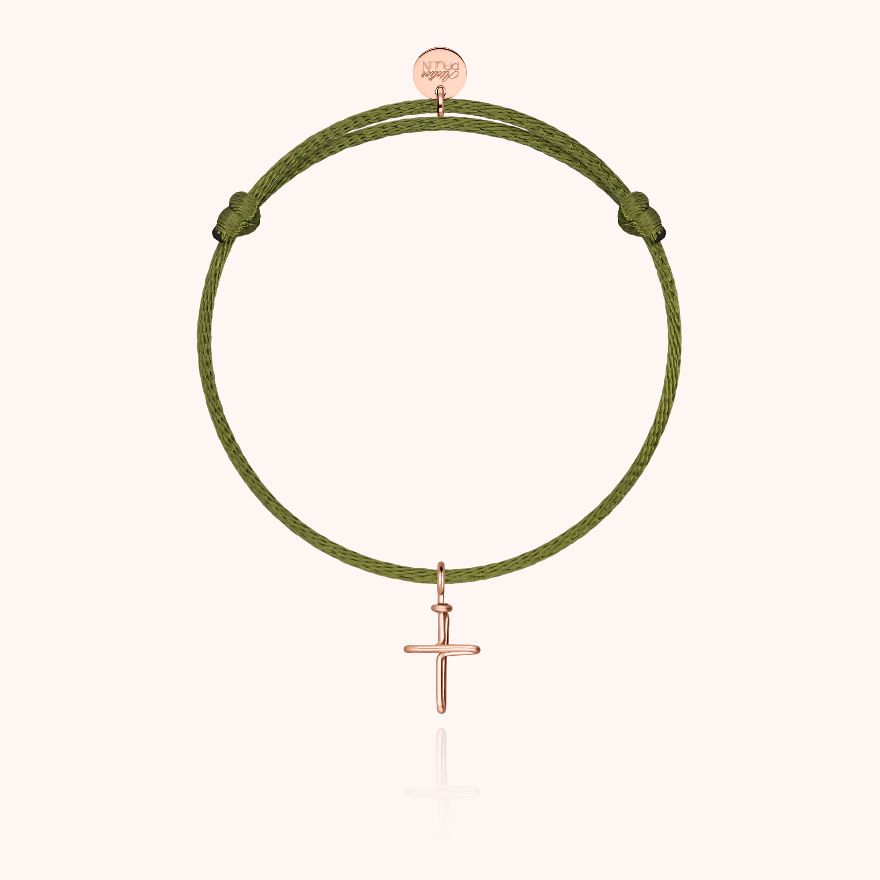 Bracelet cordon croix porté au poignet d'un enfant, vue de profil