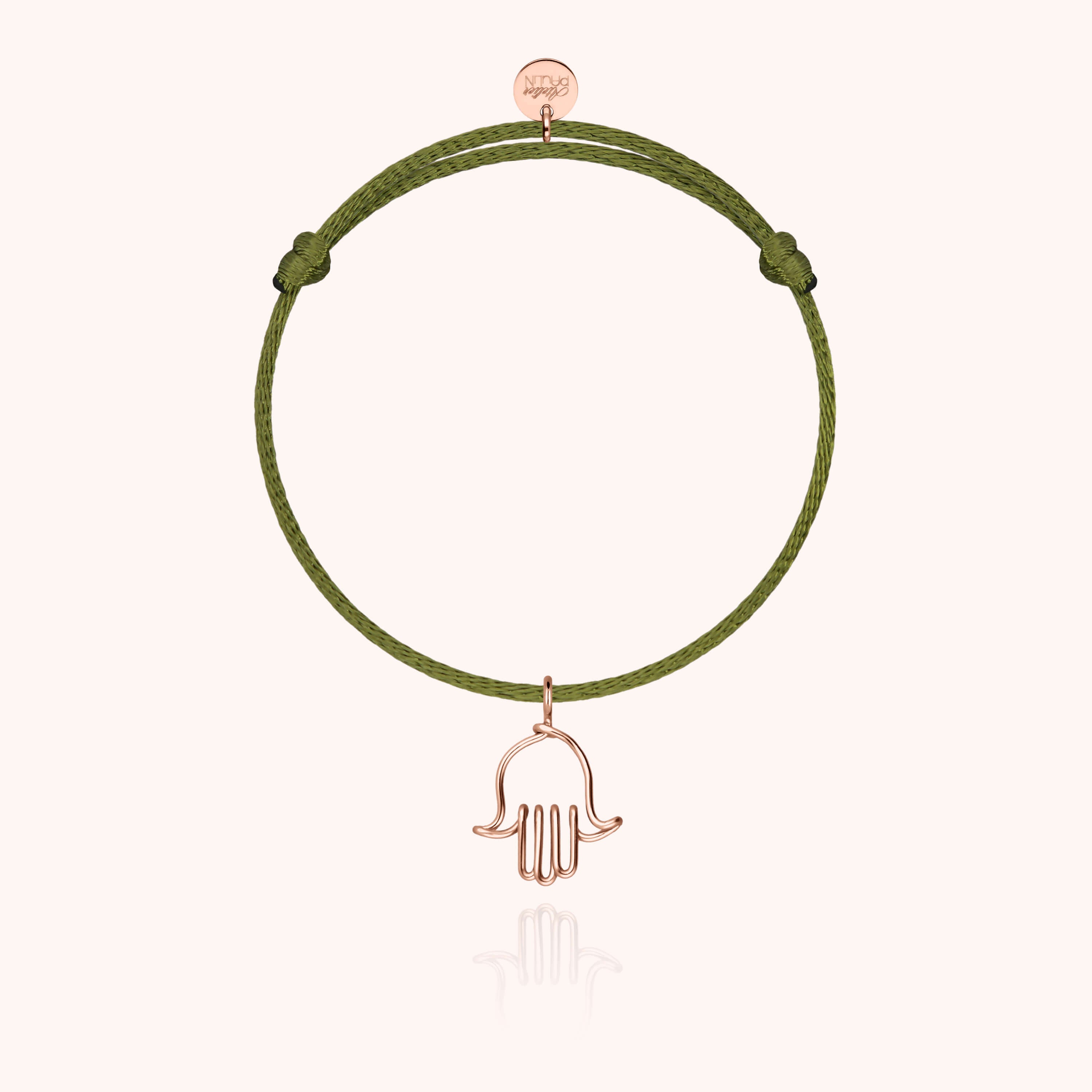 Vue rapprochée du fil d'or rose façonné à la main sur cordon