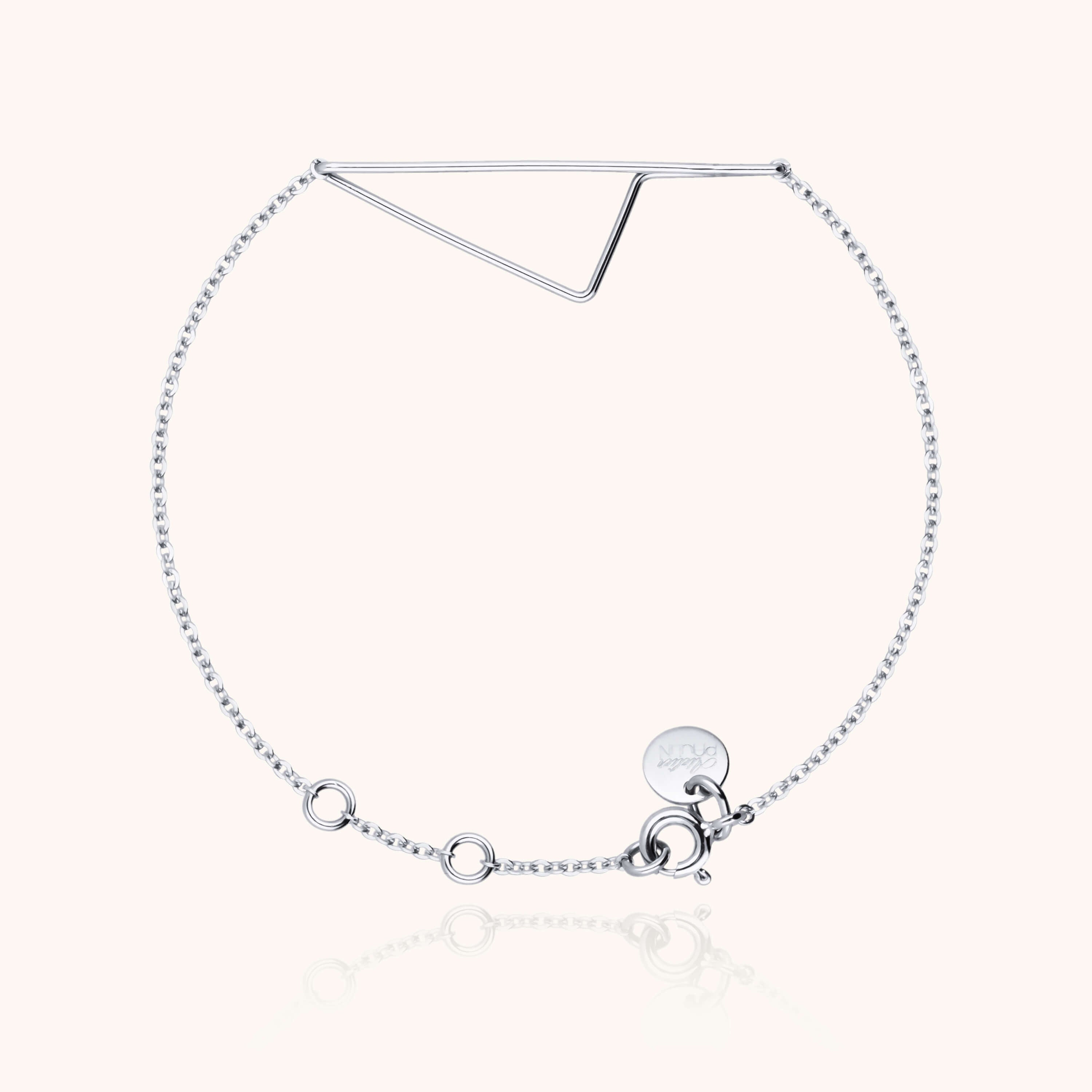 Bracelet argent personnalisé Corsica porté au poignet avec chaîne Richelieu