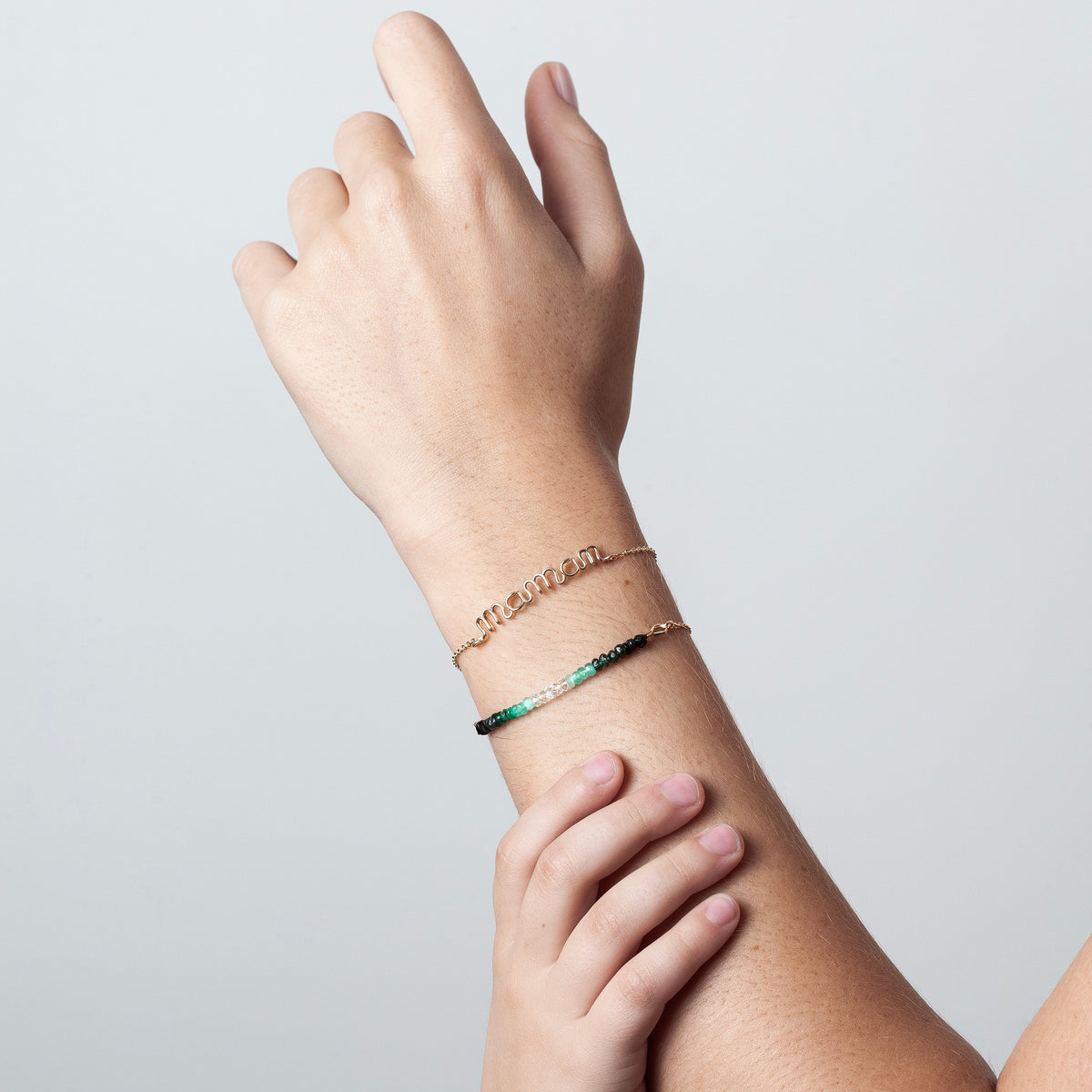 Bracciale Doppio Giro Personalizzato con smeraldo, portato al polso