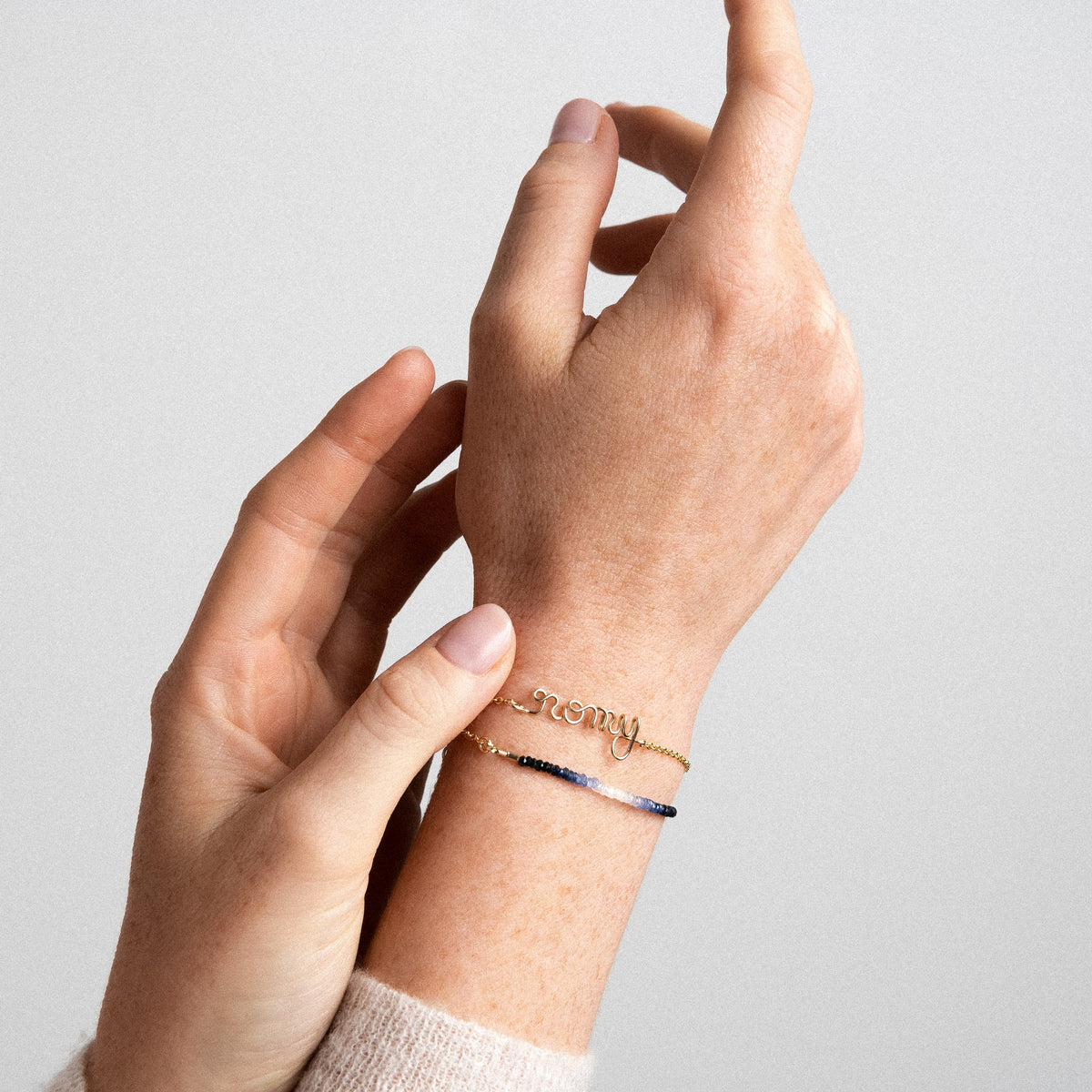 Bracciale Doppio Giro Personalizzato con zaffiro blu, portato al polso