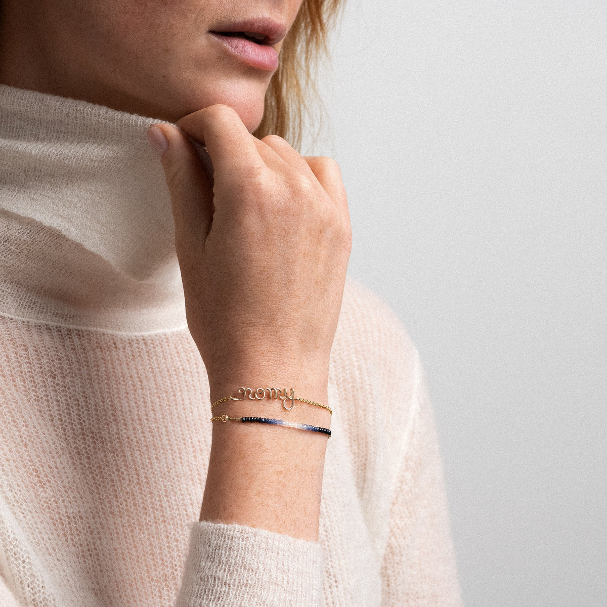 Dettaglio della finitura su Bracciale Doppio Giro Personalizzato con zaffiro blu