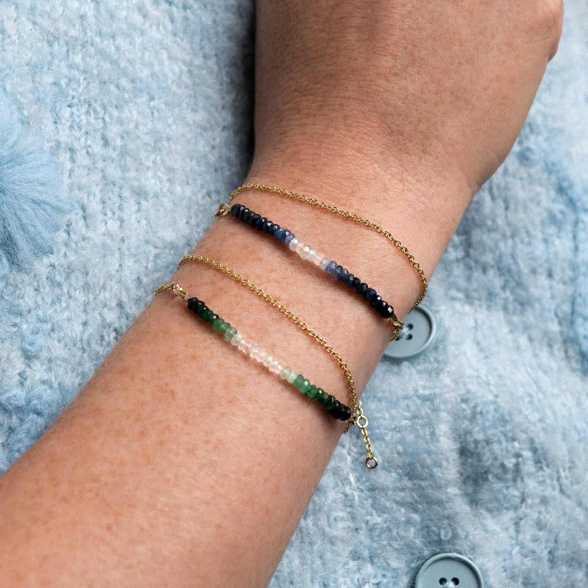 Bracciale Catena Doppio Giro con smeraldo, portato al polso