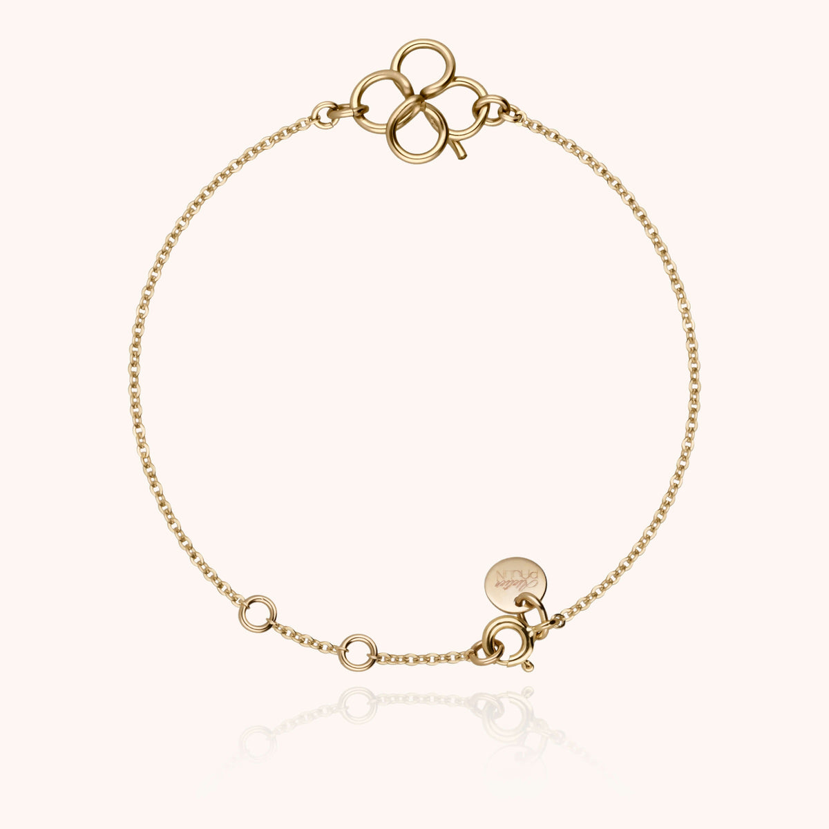 Dettaglio della modellatura a mano su Braccialetto Lucky Me in filo d'oro giallo laminato 14k