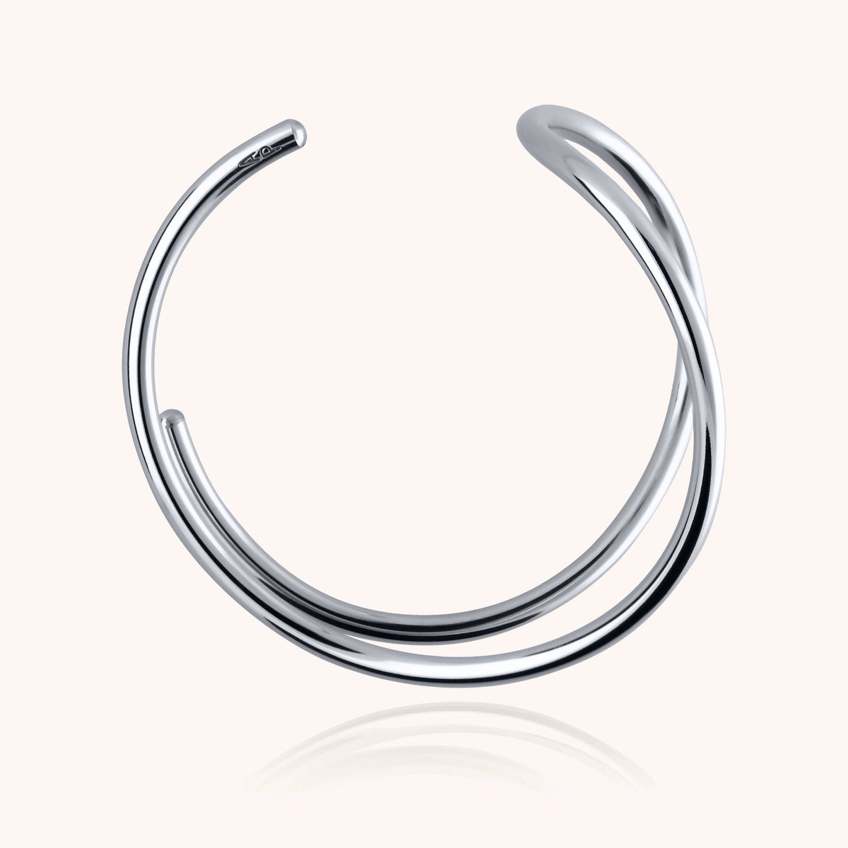 Primo piano della chiusura su Bracciale a Polsino Outline Lettera E in filo d'argento sterling 925