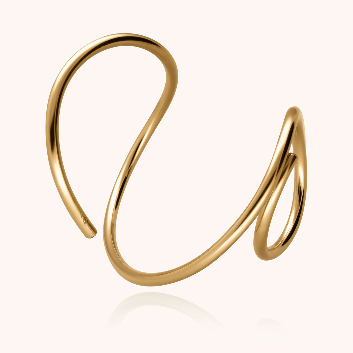 Manschettenarmband Outline Buchstabe O aus gelbem Goldfilled — von Hand gefertigtes Schmuckstück