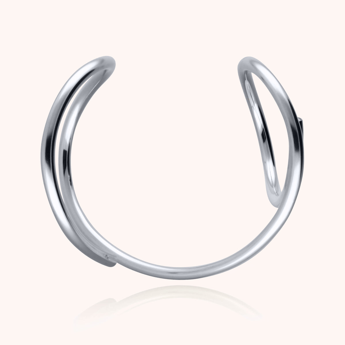 Bracciale a Polsino Outline Lettera O in filo d'argento sterling 925, portato al polso