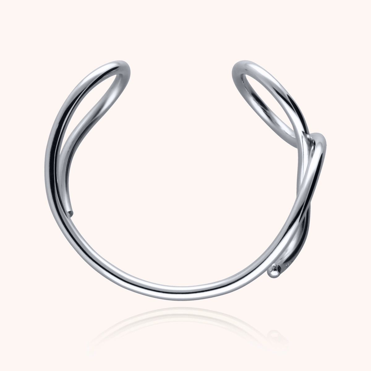Bracciale a Polsino Outline Lettera V in filo d'argento sterling 925, portato al polso