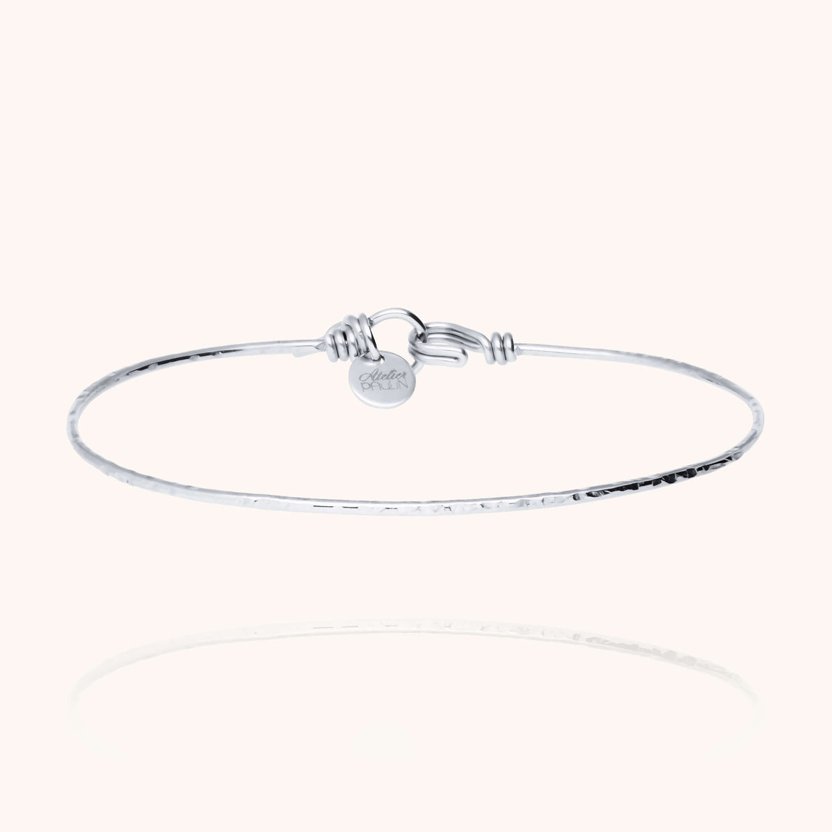 Bracciale Nude Martellato in filo d'argento sterling 925, vista frontale su fondo bianco