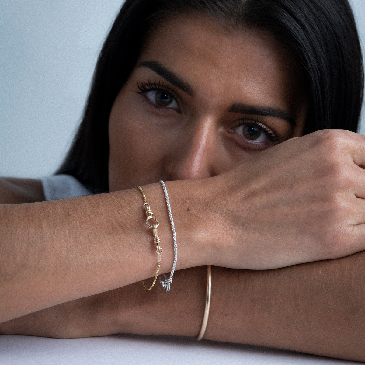 Bracciale Catena Rope Attache moi in filo d'oro giallo laminato 14k, portato al polso