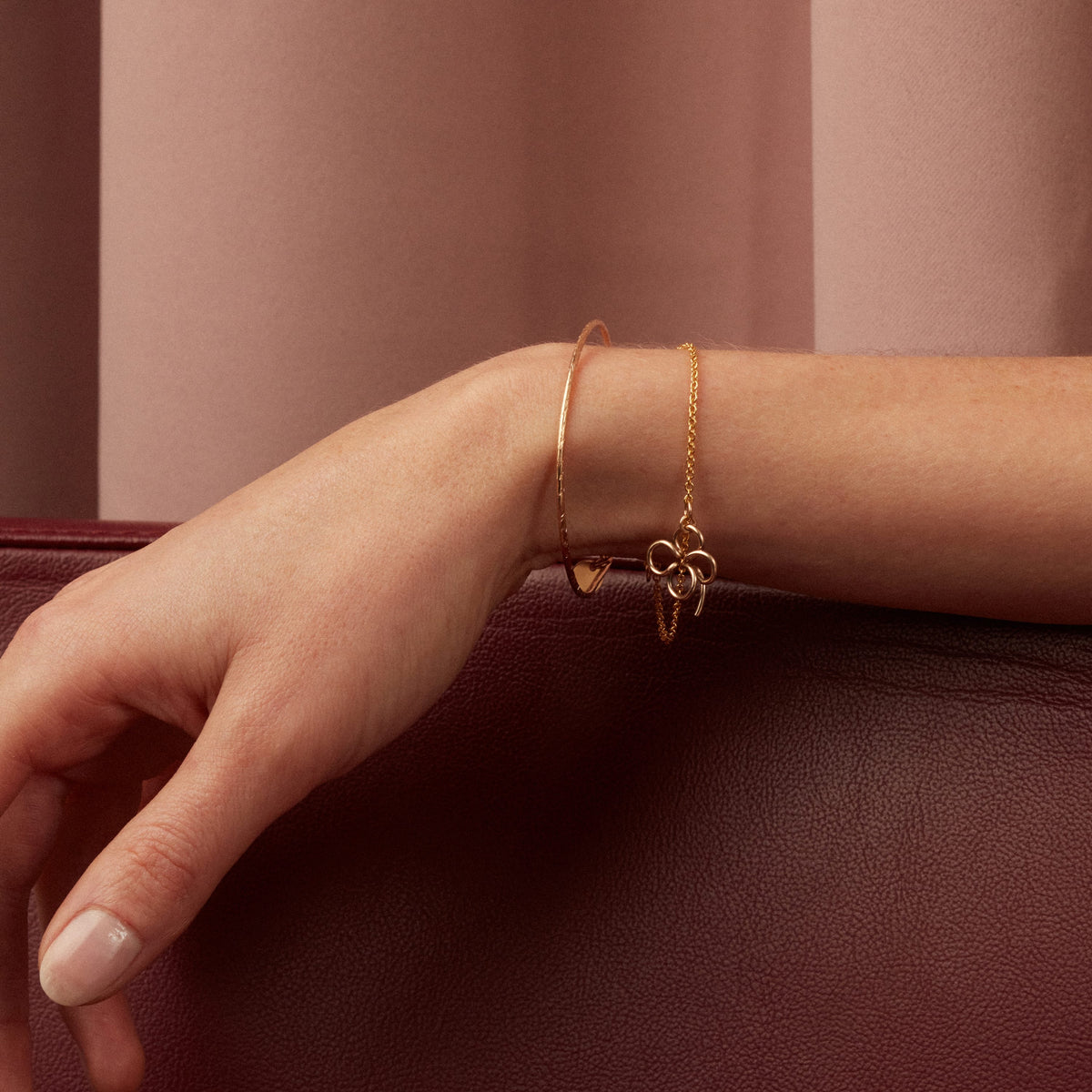 Dettaglio della finitura martellata su Bracciale O Martellato in filo d'oro giallo 18kt
