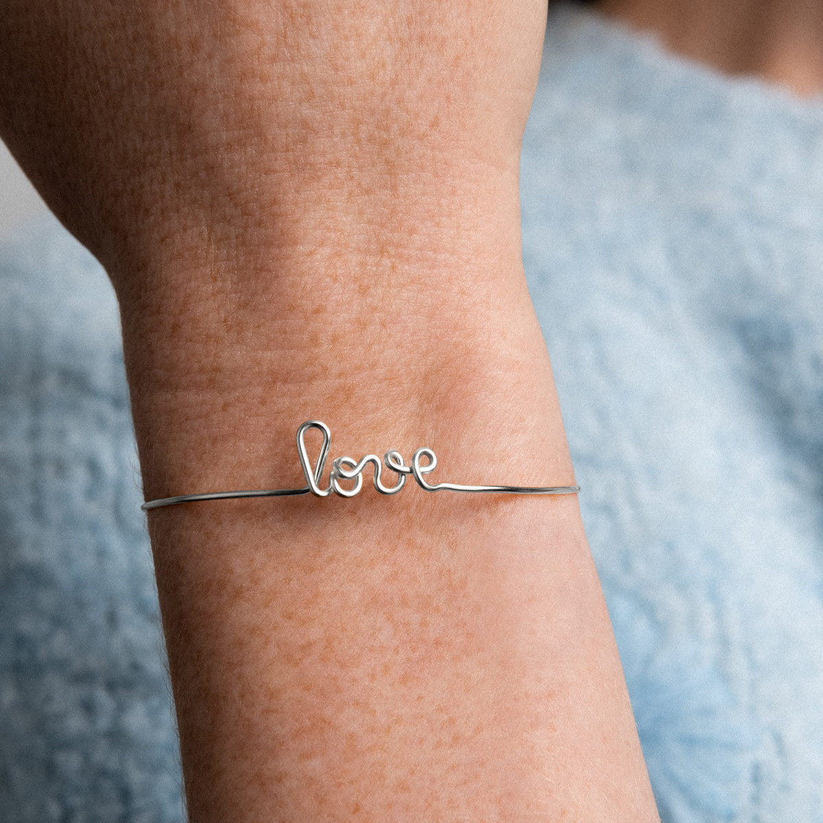 Detailansicht des Wortes Love aus 925 Sterlingsilberdraht geformt auf einem Armreif