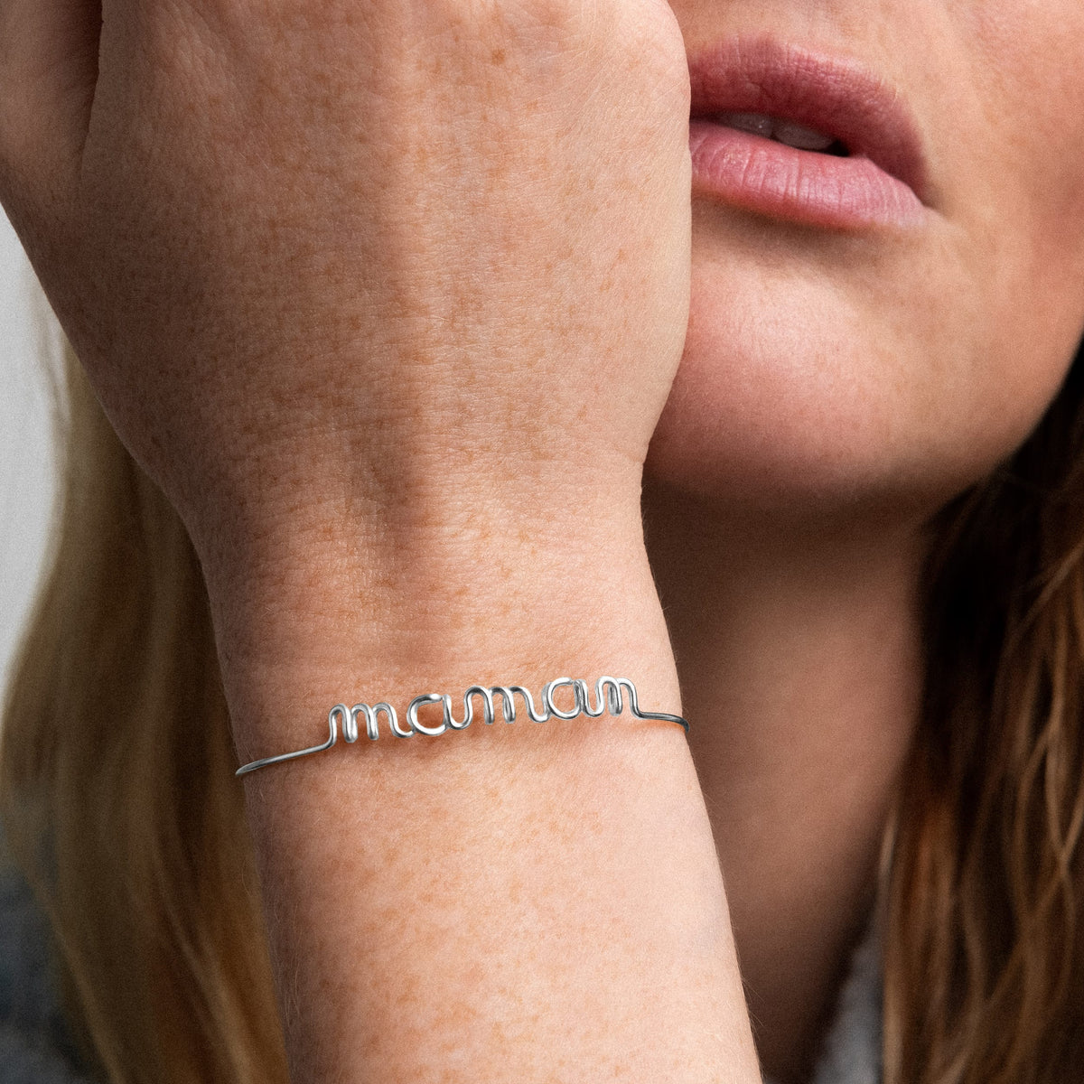 Detail des Wortes Maman, geformt aus Sterlingsilberdraht