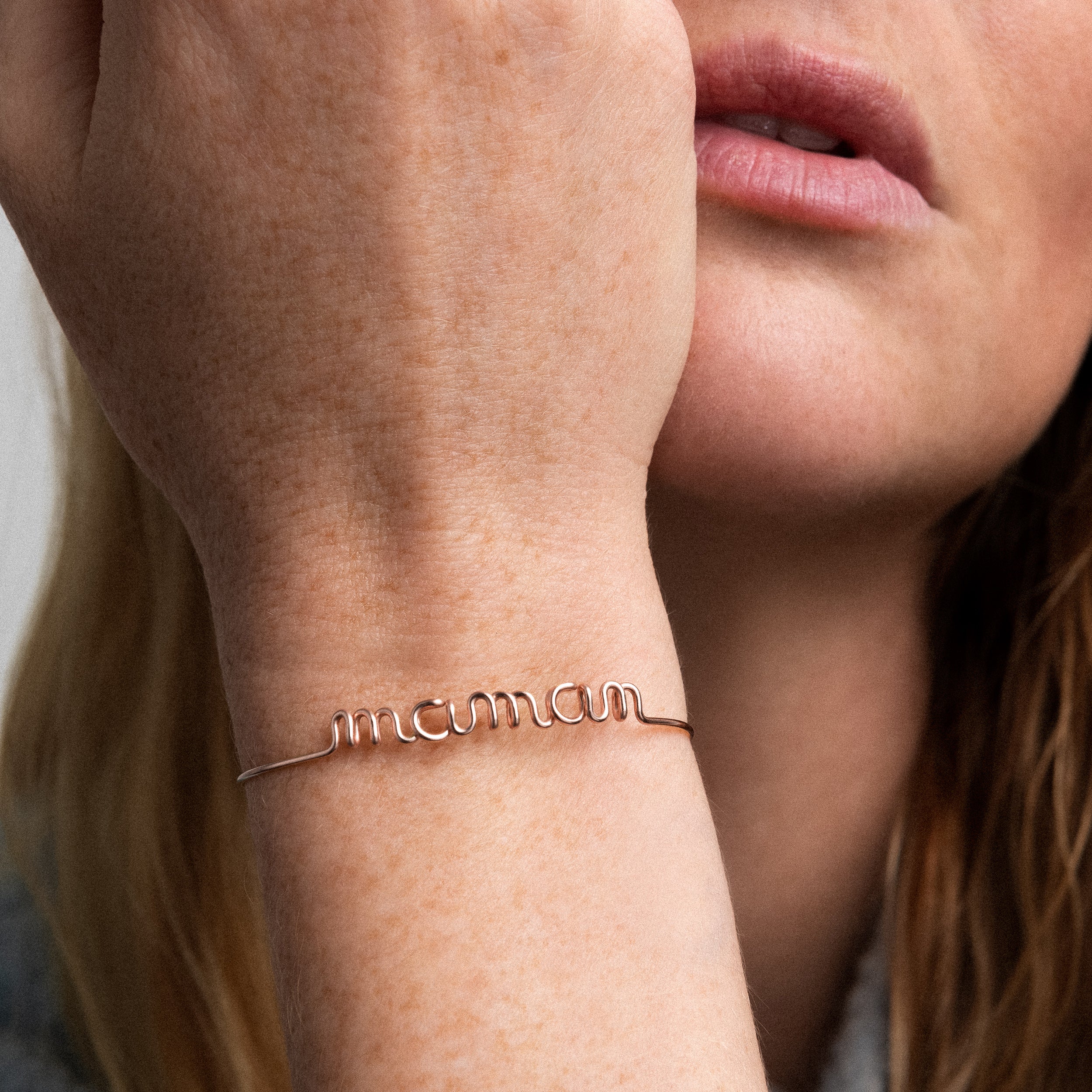 Bracelet lettre personnalisée gold filled 14k bijou élégant femme fait main Paris