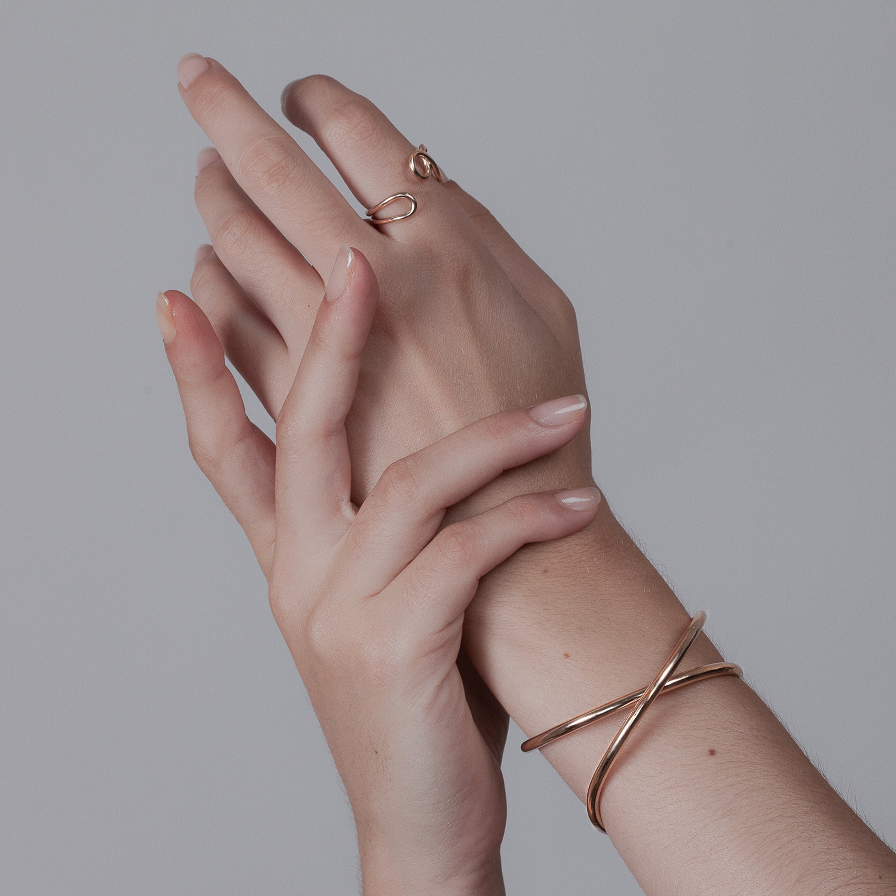 Bracelet Manchette Outline Lettre L - or jaune laminé