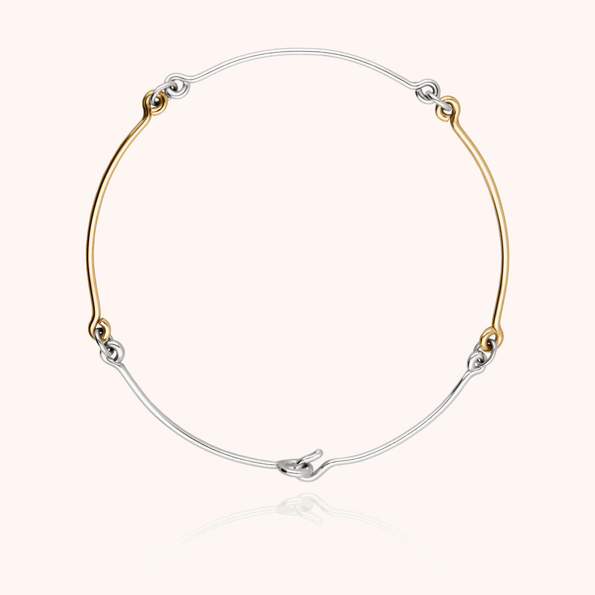Herrenarmband Peter am Handgelenk getragen, anspruchsvolles zeitgenössisches Design