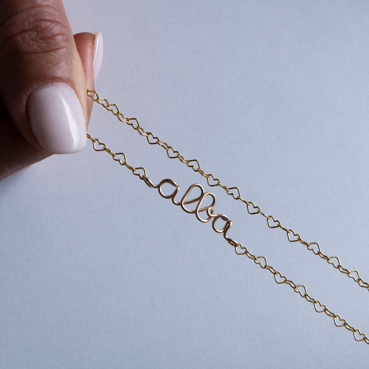 Detail of the metal wire on the Personalized Heart Chain Richelieu Bracelet