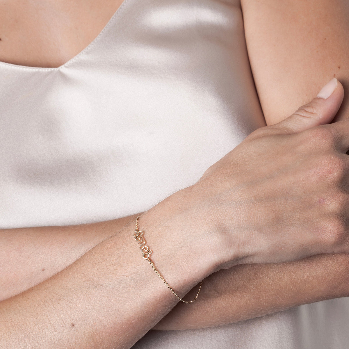 Personalisiertes Armband Richelieu am Handgelenk getragen — Gelbes Goldfilled, sichere Expresslieferung