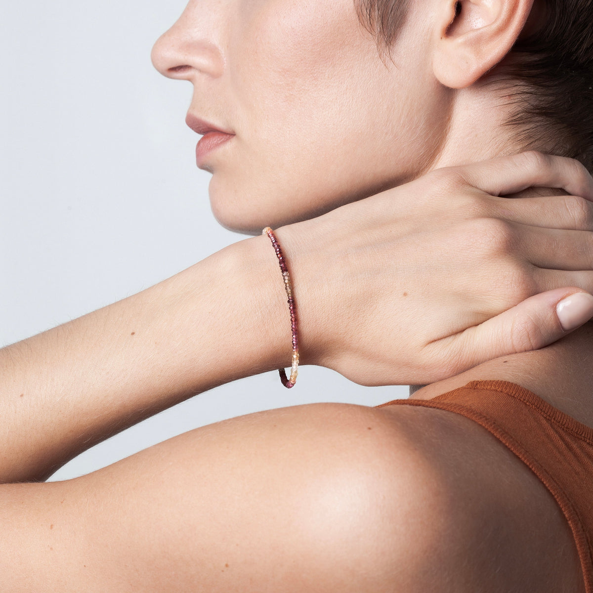 Bracciale Rivière con zaffiro fulvo, portato al polso