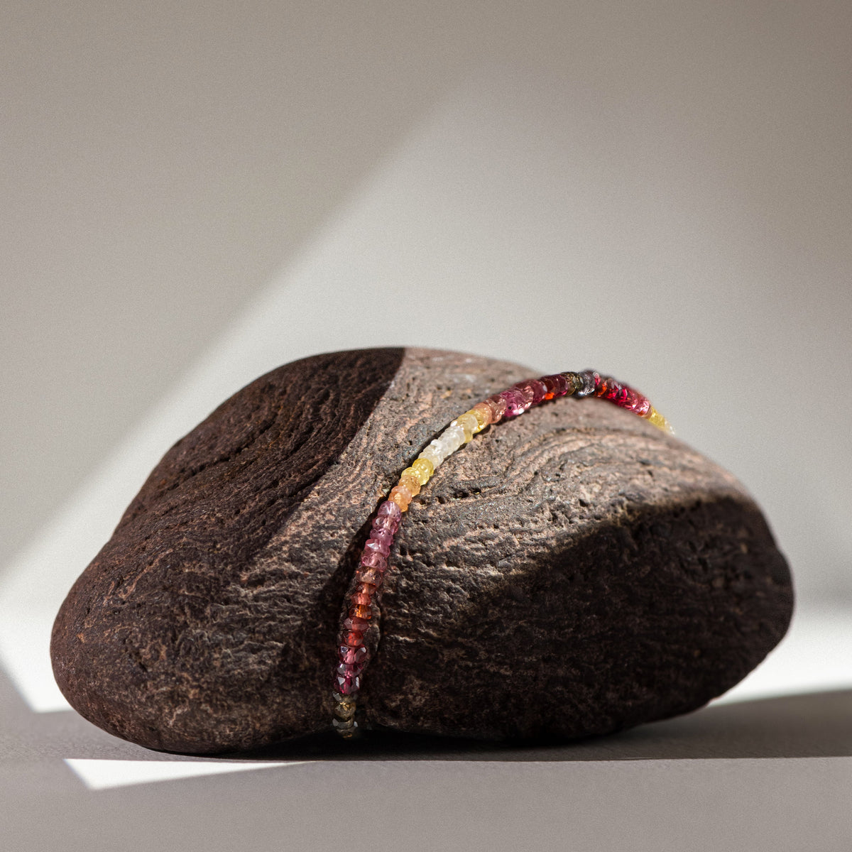 Dettaglio della finitura su Bracciale Rivière con zaffiro fulvo