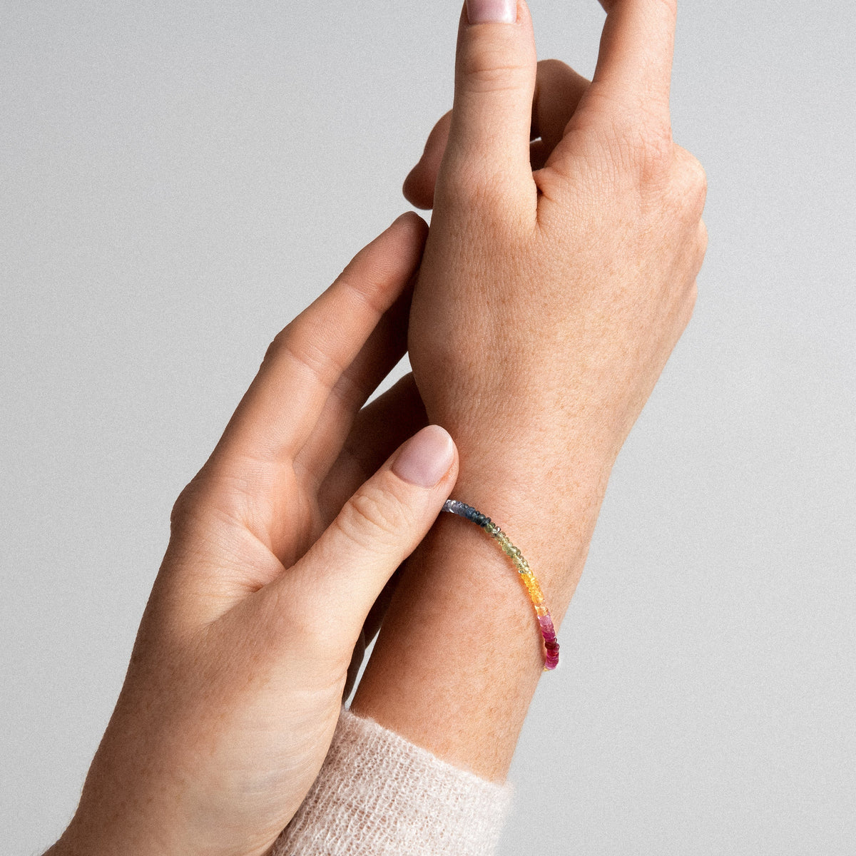 Bracciale Rivière con zaffiro arcobaleno, portato al polso