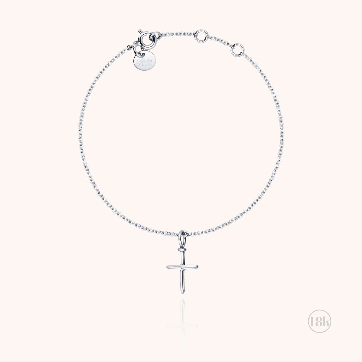 Detail of the cross charm in 18k white gold wire on the Richelieu chain