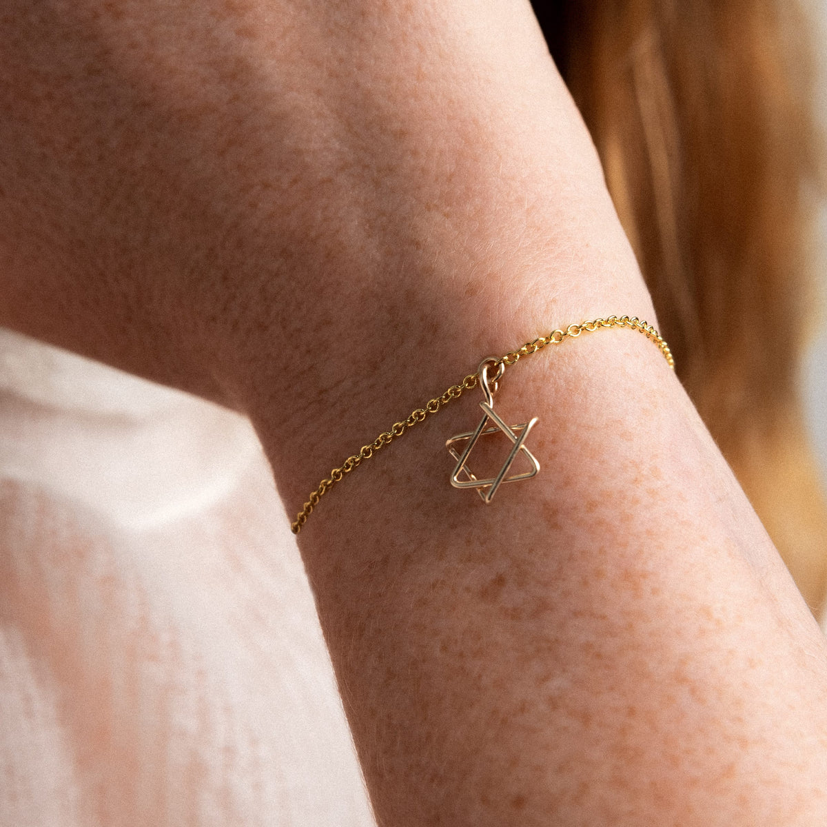 Detail des von Hand geformten Davidstern-Charms aus Gelbgold