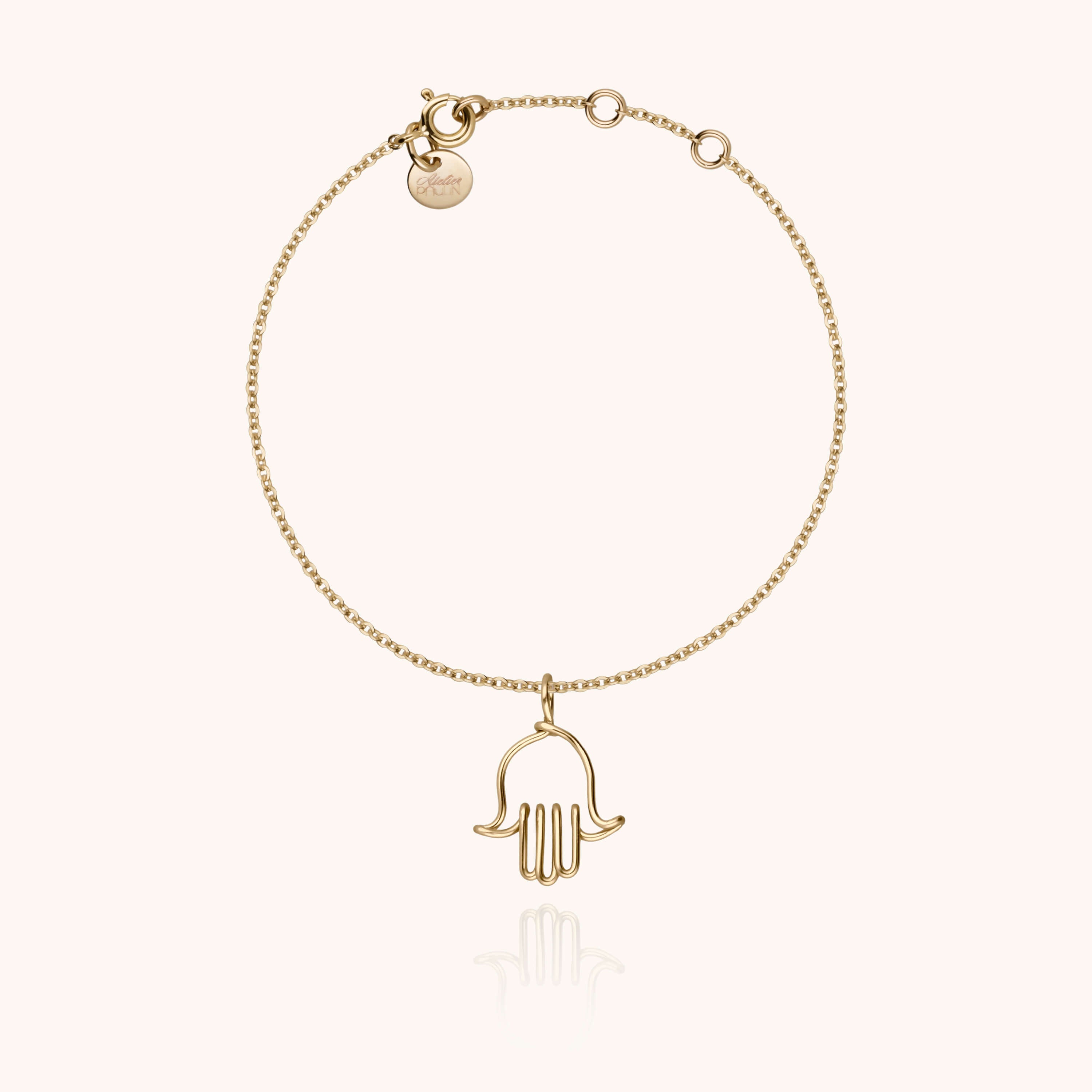Bracelet personnalisé or jaune avec pendentif main de Fatma porté au poignet