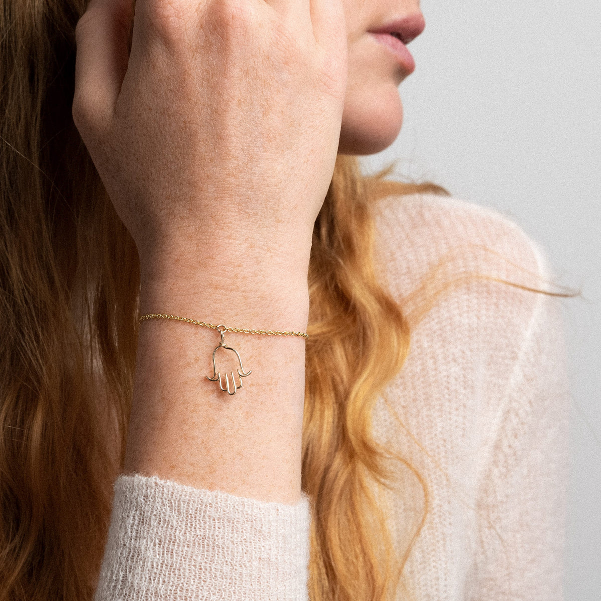Bracciale Simbolico Charms Mano di Fatma in filo d'oro giallo 18kt nella sua scatola regalo Atelier Paulin
