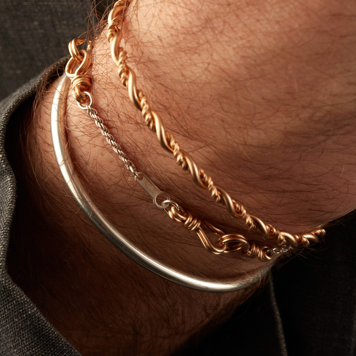 Primo piano del punzone dell'argento sterling su Bracciale O Cube