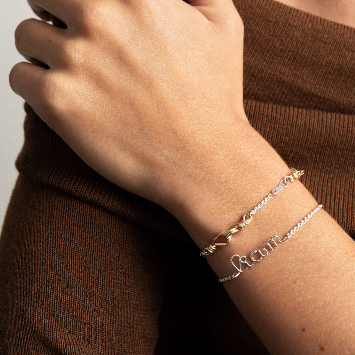 Dettaglio del filo d'argento sterling 925 modellato a mano sul bracciale personalizzato da uomo