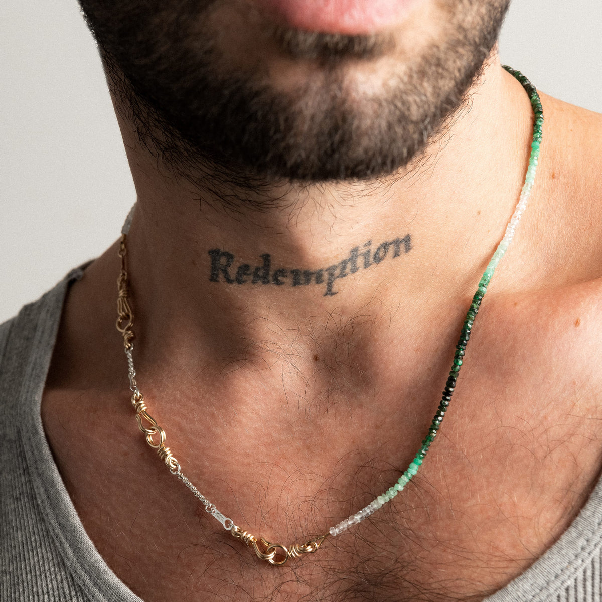 Bracciale Tercet Attache moi con la sua catena in argento intrecciata, portato al polso