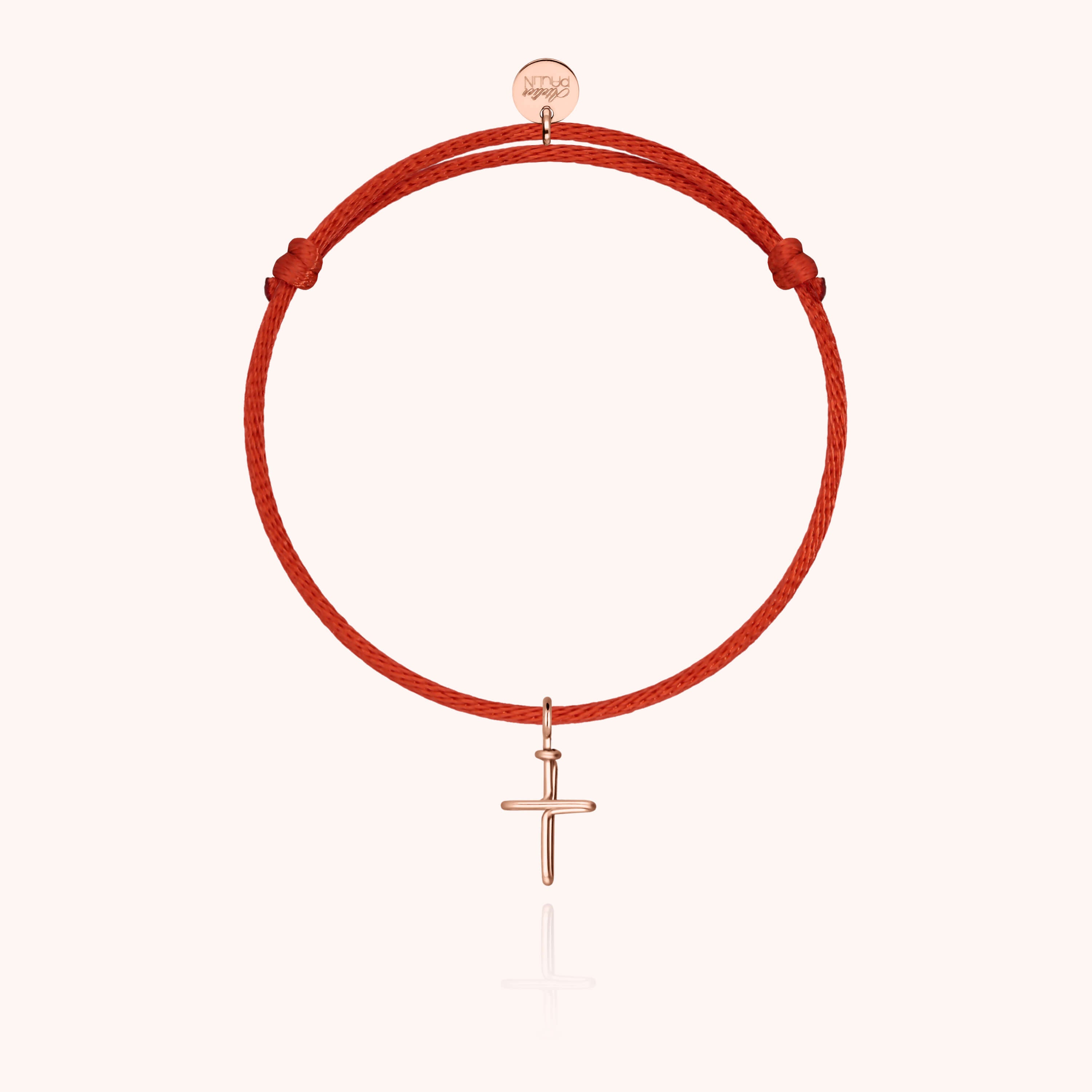 Bracelet cordon croix porté au poignet d'un enfant