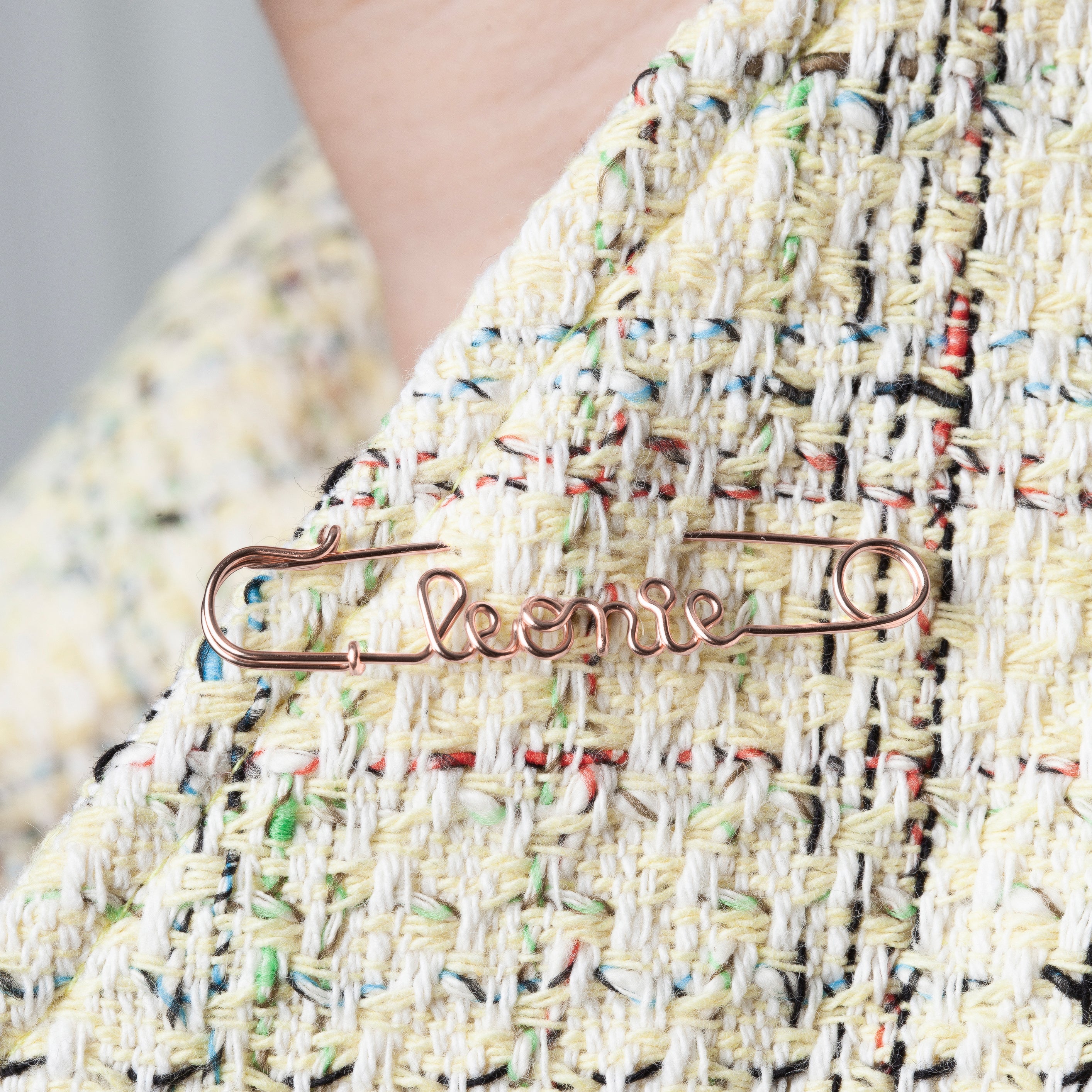 Broche Épingle à Nourrice Personnalisée portée en broche — or rose 18K livraison soigneuse garantie