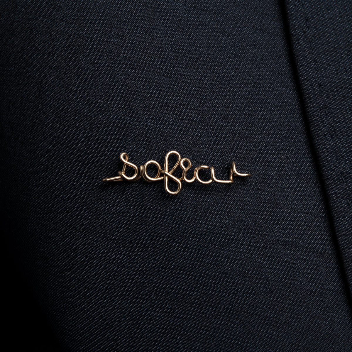 Spilla Originale Personalizzata in filo d'oro giallo 18kt, portata come spilla