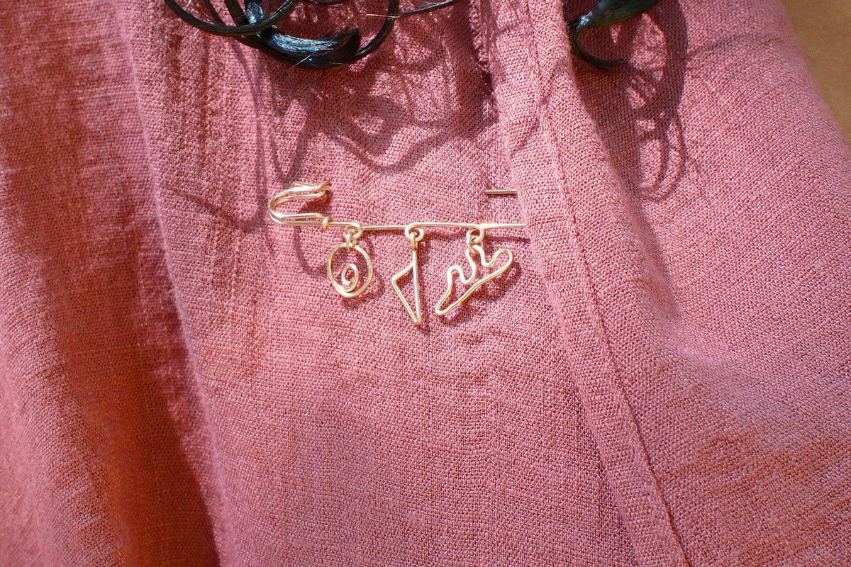 Brosche Charms Trio Corsica aus Gelbes Goldfilled getragen auf einem Hemd