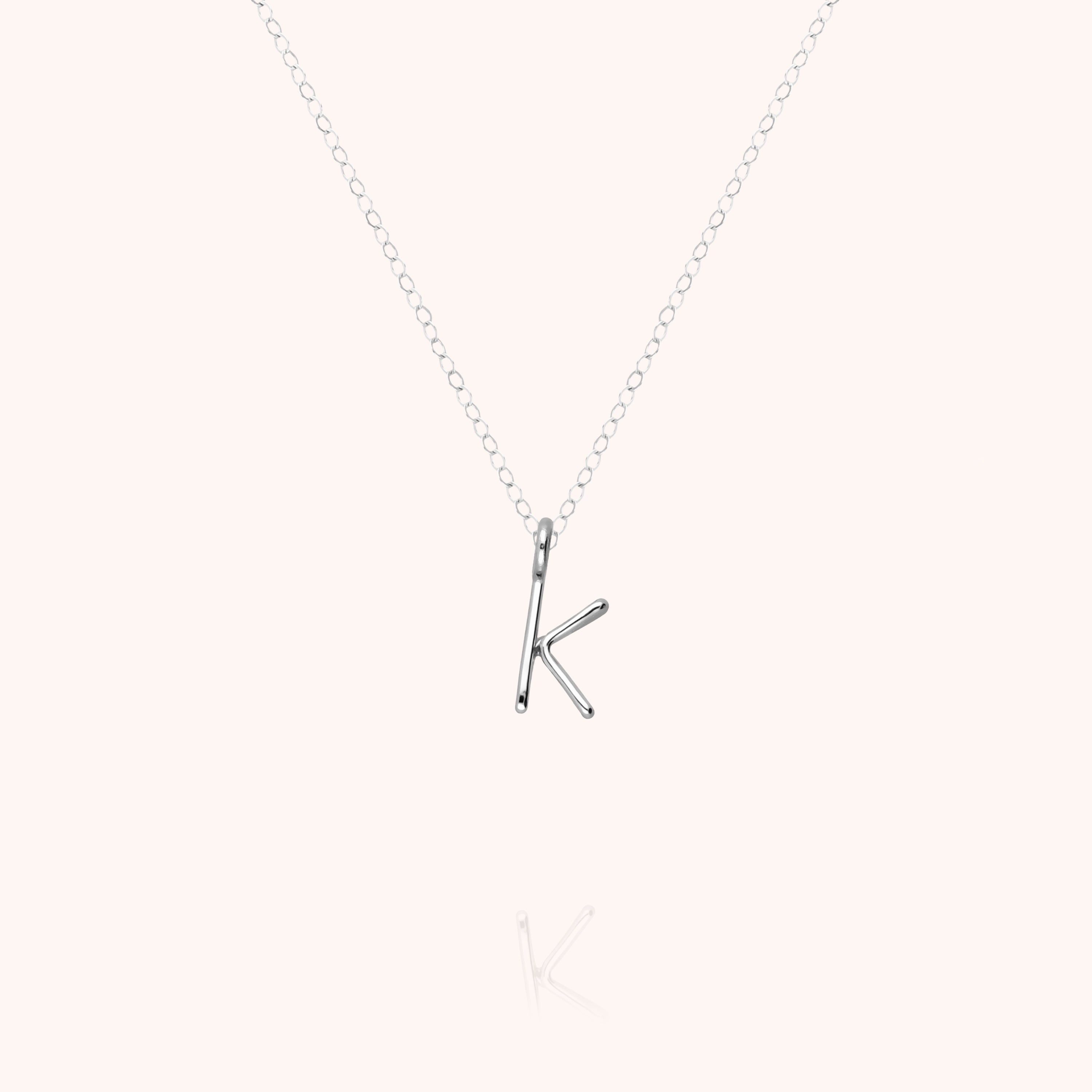 Collier Capital Initiale porté au cou — qualité artisanale garantie