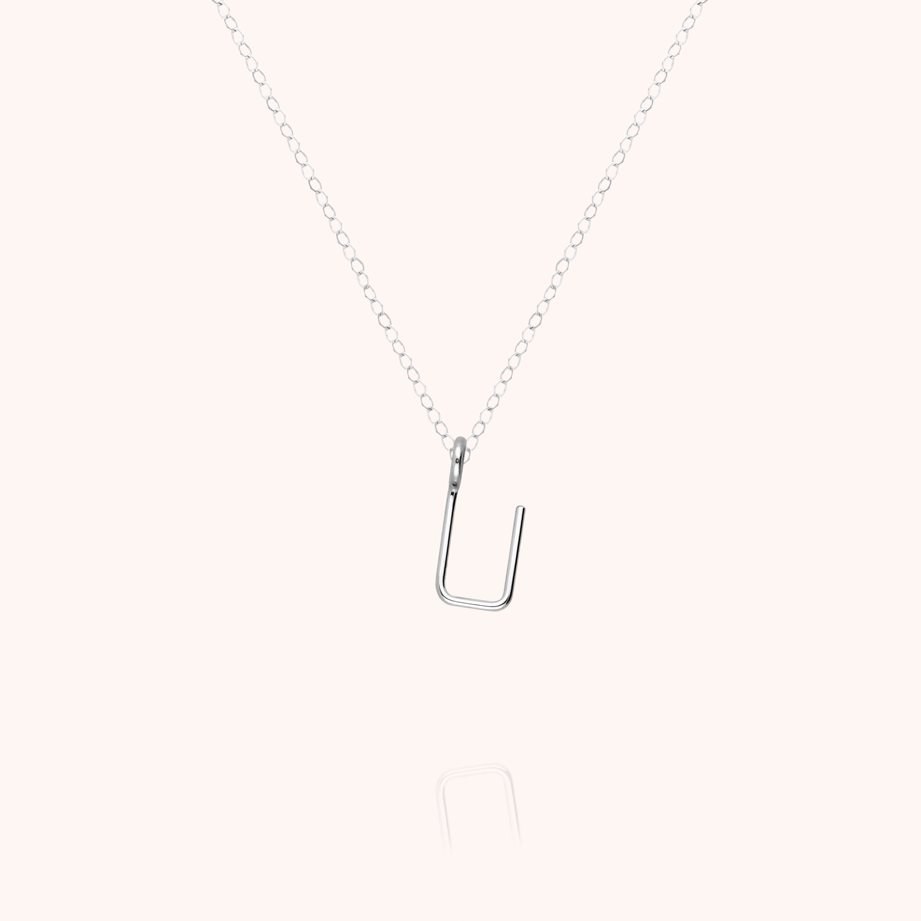 Collier Capital Initiale porté au cou — qualité artisanale garantie