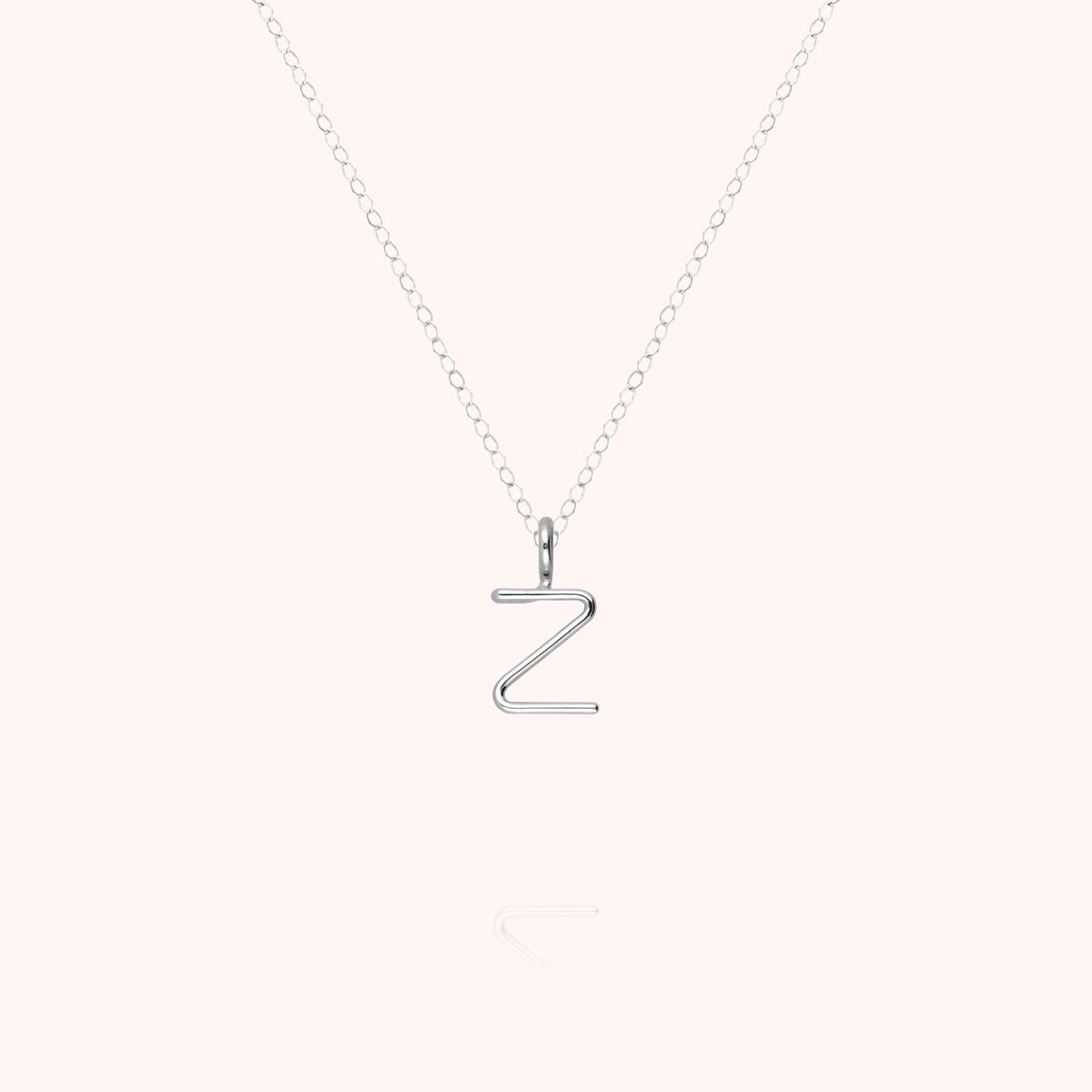 Collana Maiuscola Iniziale, portata al collo