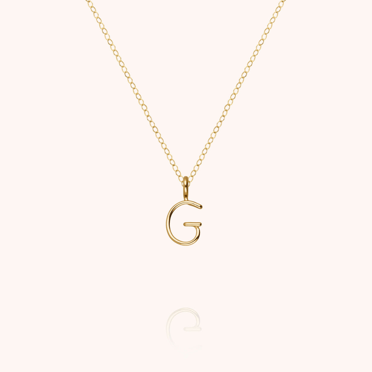 Collana Maiuscola Iniziale, portata al collo
