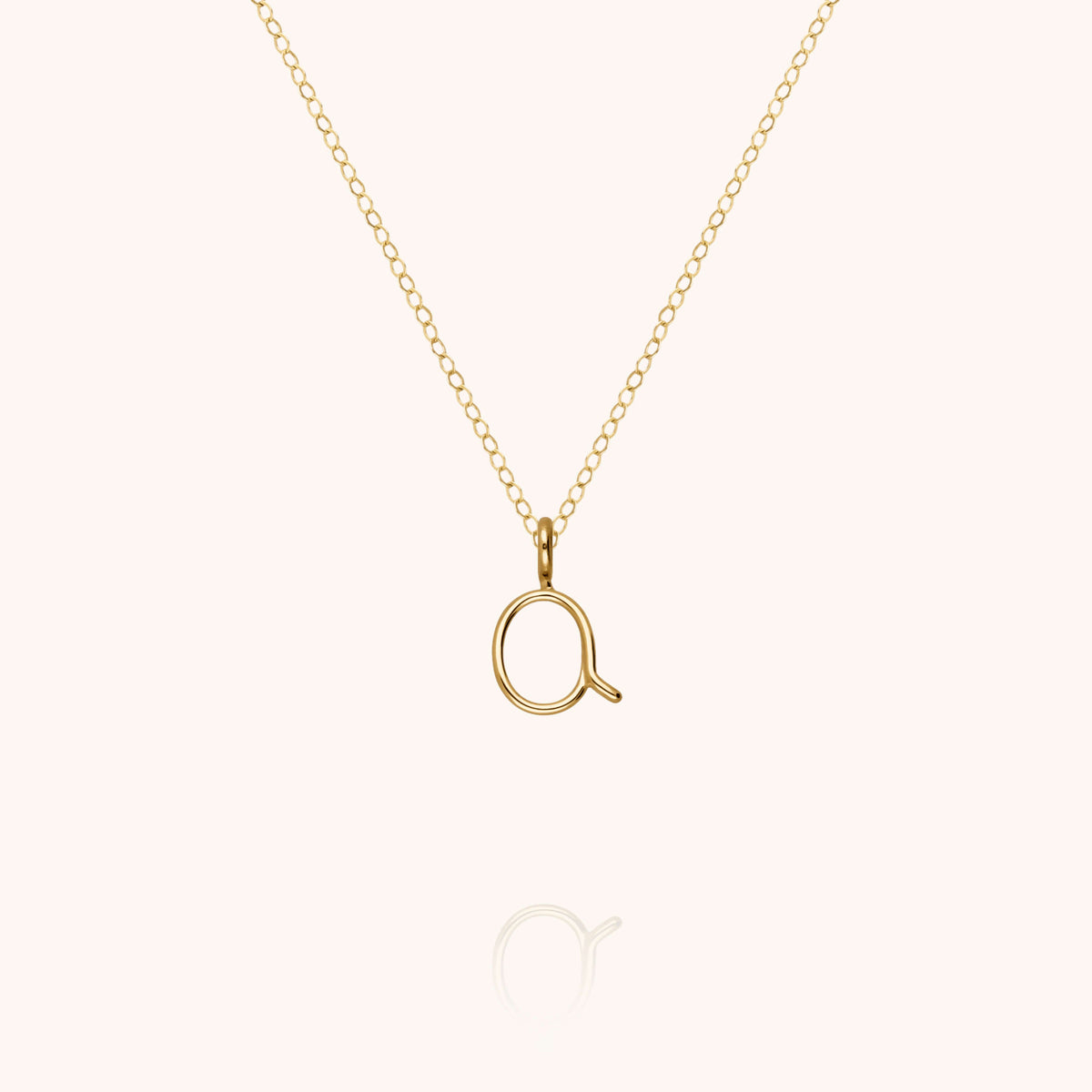 Collana Maiuscola Iniziale, portata al collo